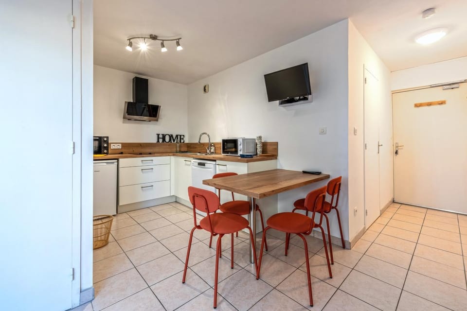 Property building, Kitchen or kitchenette, Living room