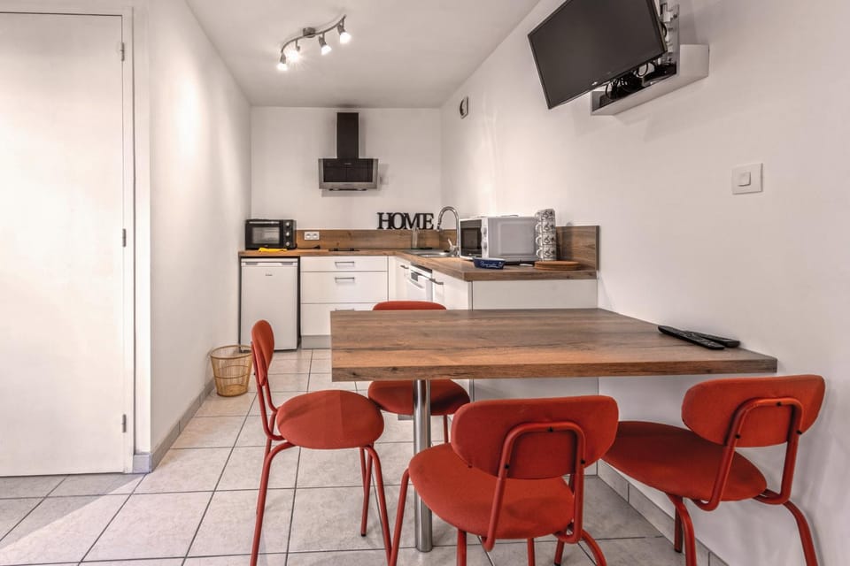 Property building, Kitchen or kitchenette, Living room