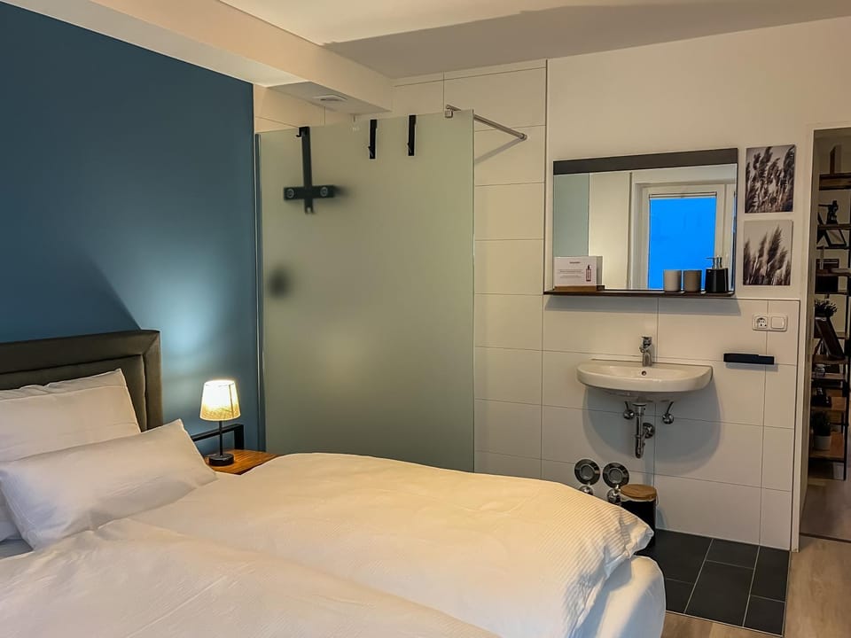 Shower, Bed, Bathroom, Photo of the whole room, Bedroom, towels