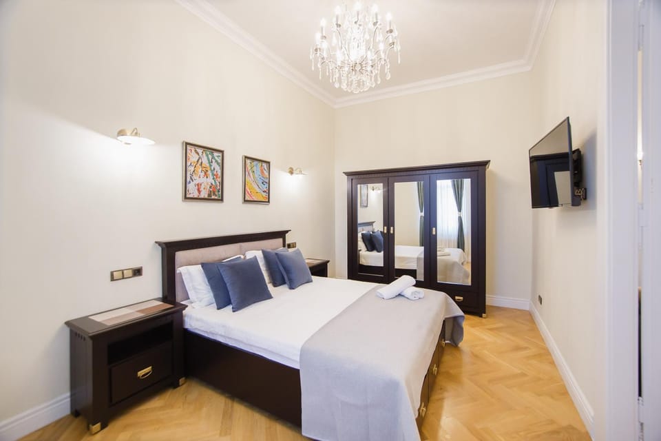 Bed, TV and multimedia, Bedroom, wardrobe