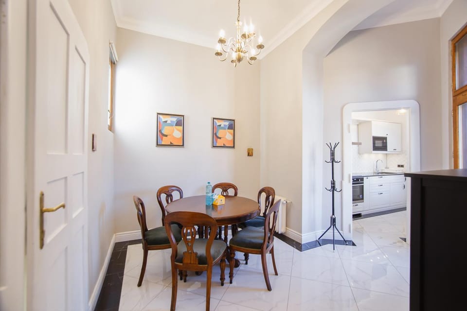Seating area, Dining area