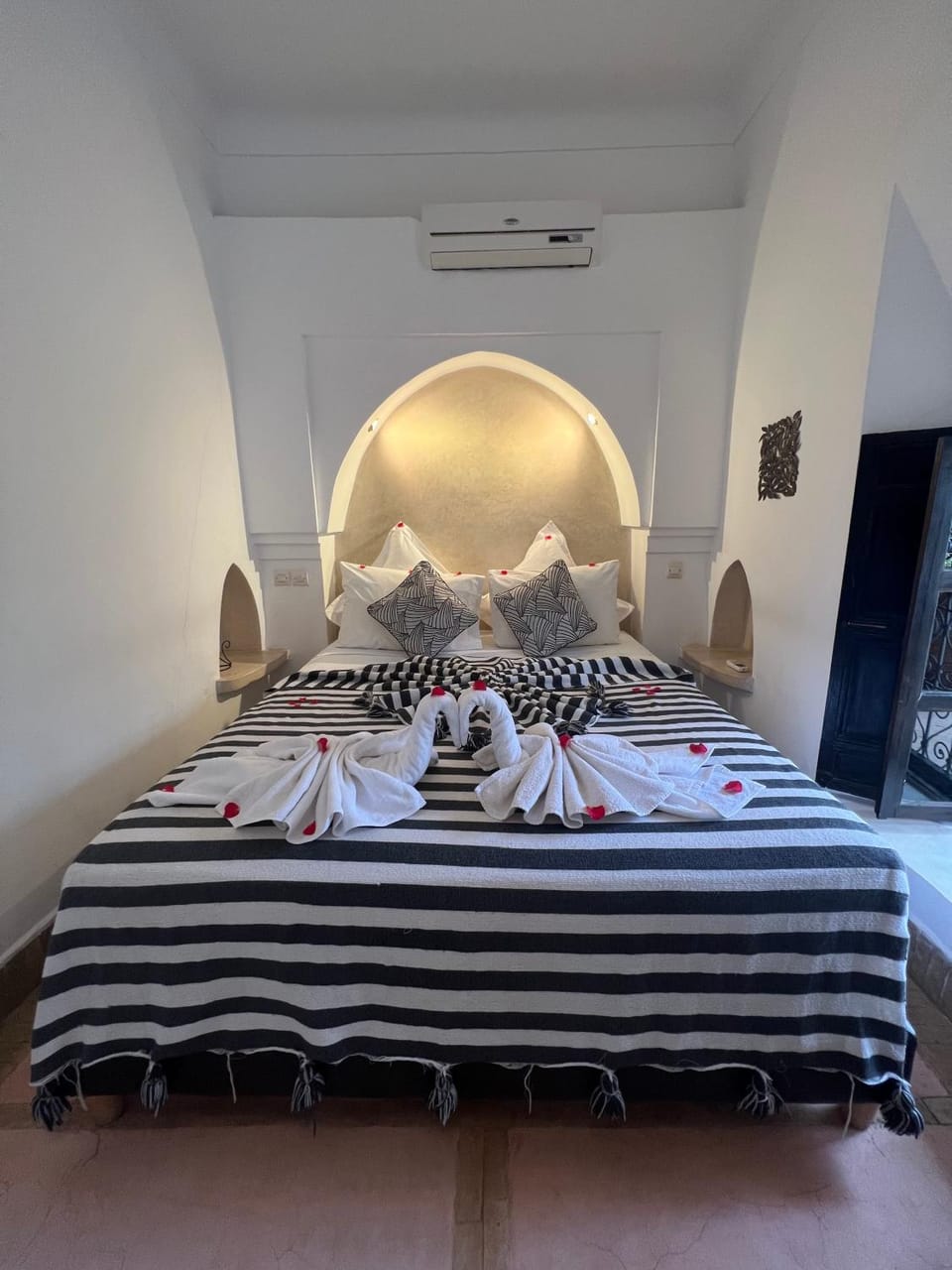 Bed, Bedroom, air conditioner