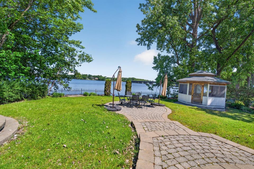 Property building, Spring, Day, Natural landscape, BBQ facilities, BBQ facilities, Garden, Garden view, Lake view, River view