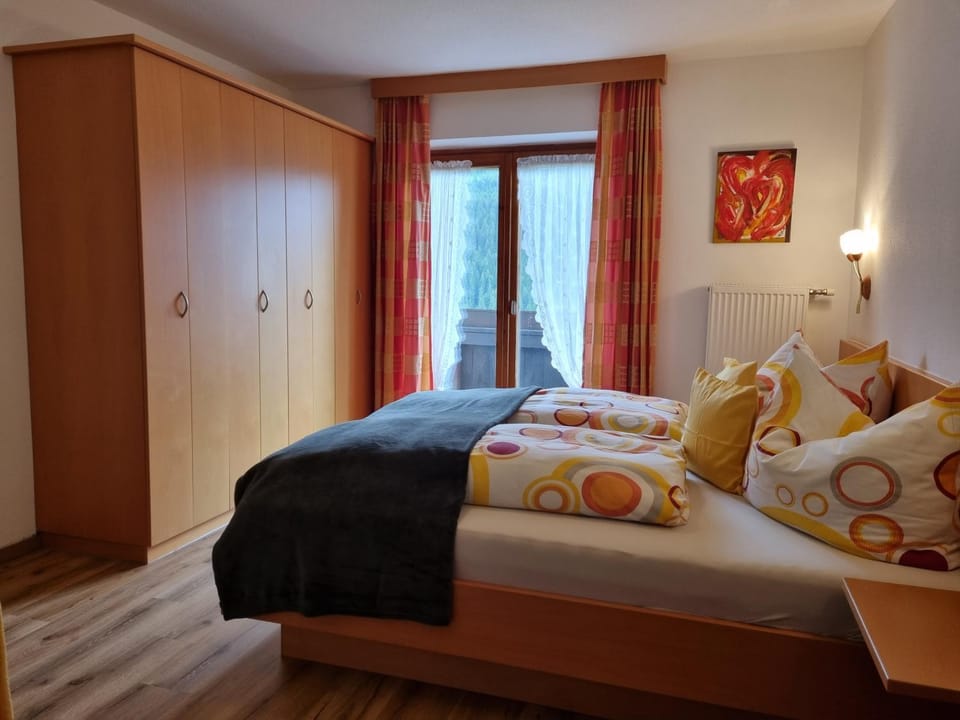 Bed, Photo of the whole room, wardrobe