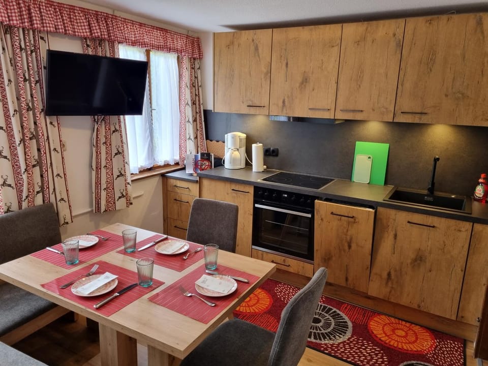 TV and multimedia, Kitchen or kitchenette, Dining area, Food, stove
