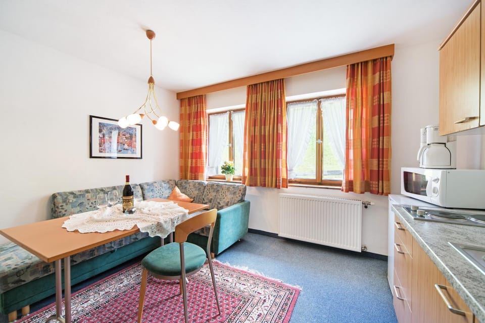 Kitchen or kitchenette, Living room, Seating area, Dining area, minibar