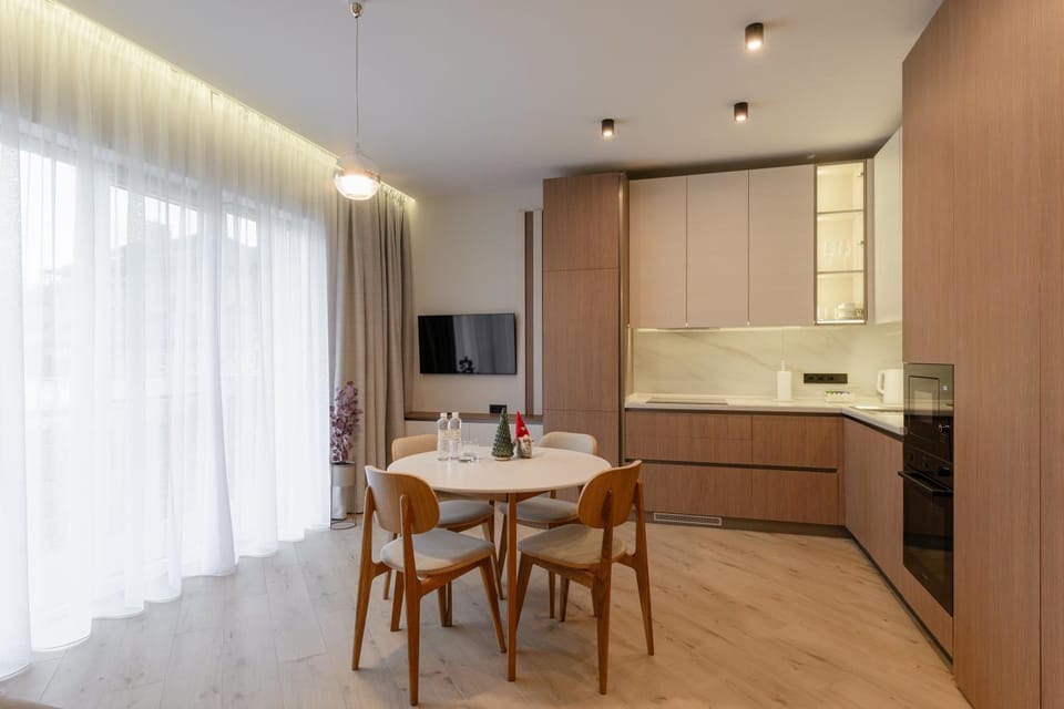 TV and multimedia, Kitchen or kitchenette, Dining area, oven, stove