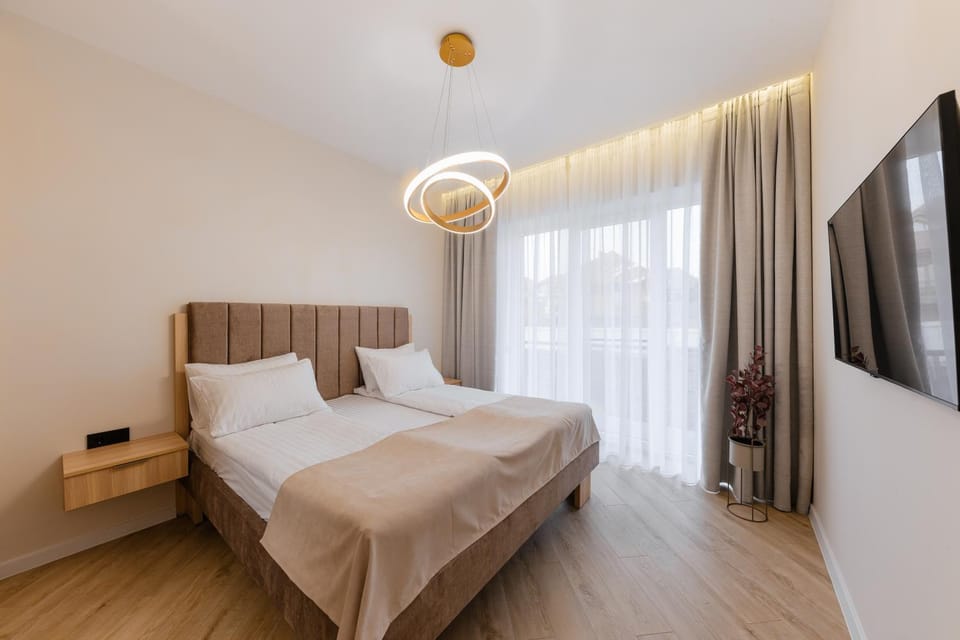 Bed, TV and multimedia, Bedroom