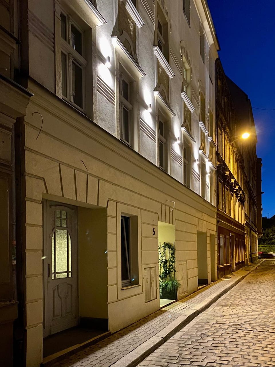 Property building, Facade/entrance, Night, Neighbourhood, Other, Windsurfing, Street view