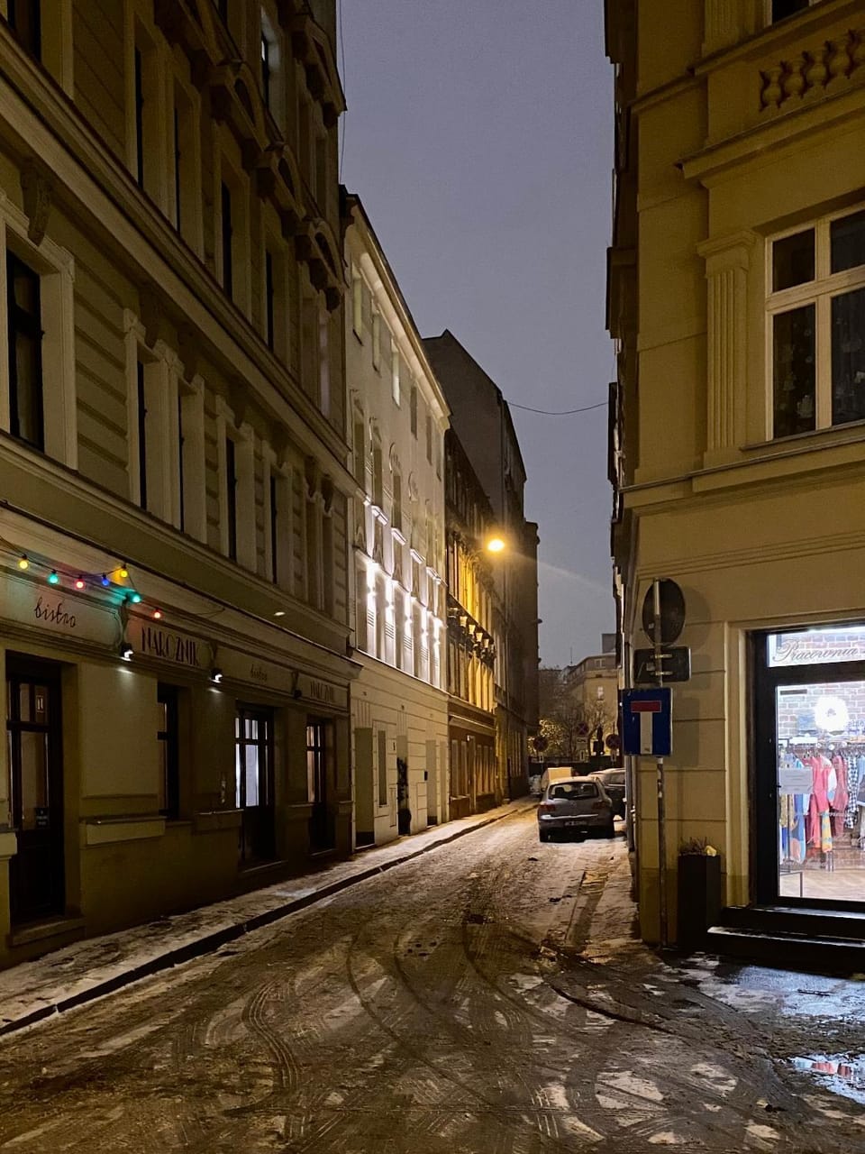 Property building, Facade/entrance, Night, Neighbourhood, Winter, Other, Windsurfing, City view, Street view, Location, Quiet street view