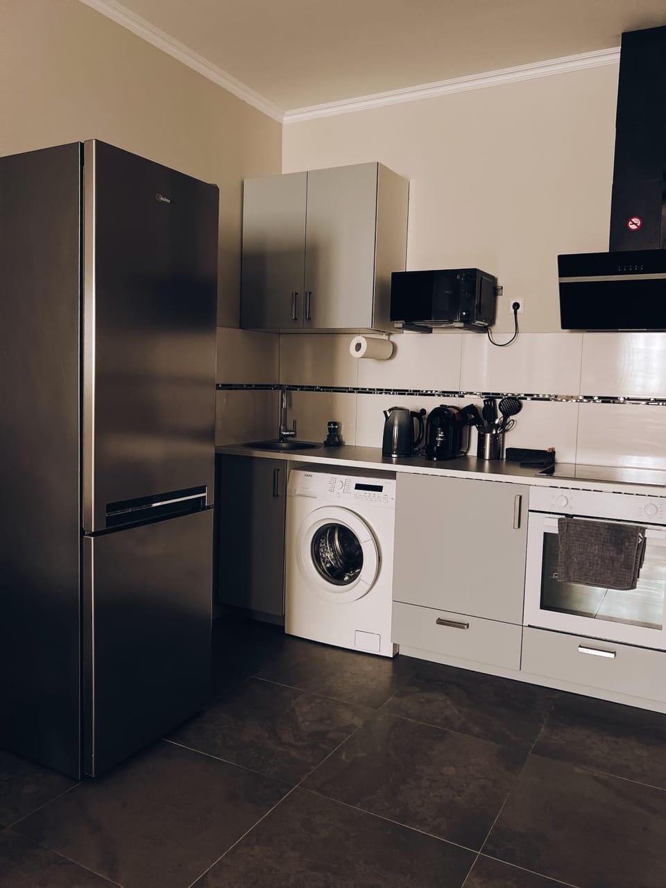 Coffee/tea facilities, Kitchen or kitchenette, oven, stove, washing machine