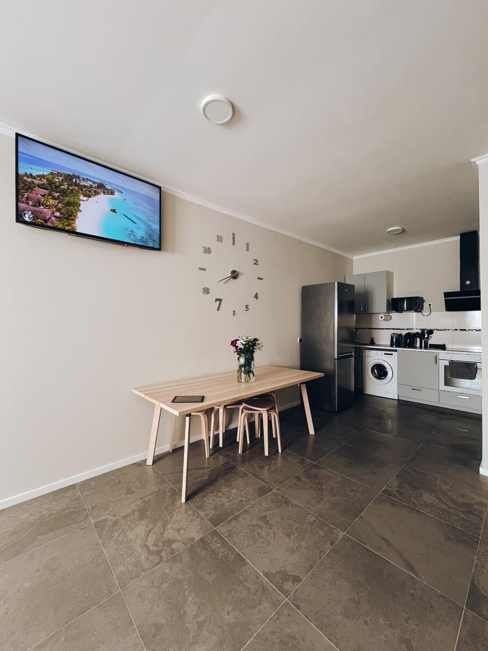 TV and multimedia, Kitchen or kitchenette, Dining area, dishwasher, oven, stove