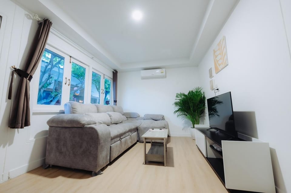 Bed, TV and multimedia, Living room, Photo of the whole room, Seating area, Evening entertainment, Bedroom