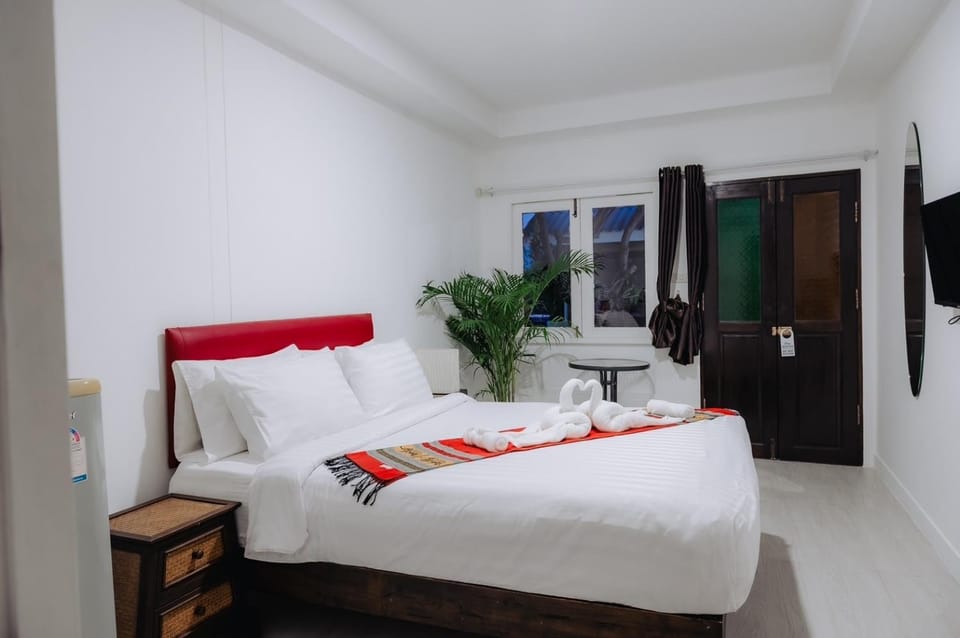 Bed, TV and multimedia, Photo of the whole room, Bedroom, towels