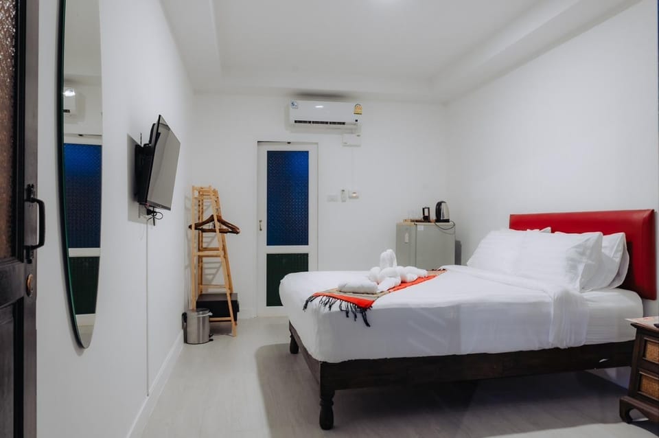 Communal lounge/ TV room, TV and multimedia, Photo of the whole room, Evening entertainment, Bedroom, towels, air conditioner