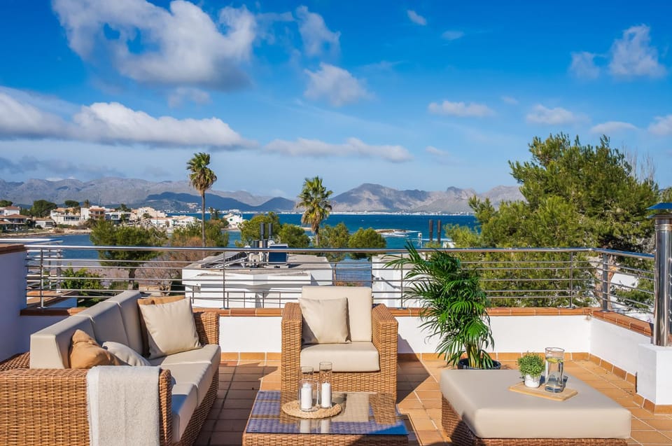 Lounge or bar, Landmark view, Mountain view, Sea view