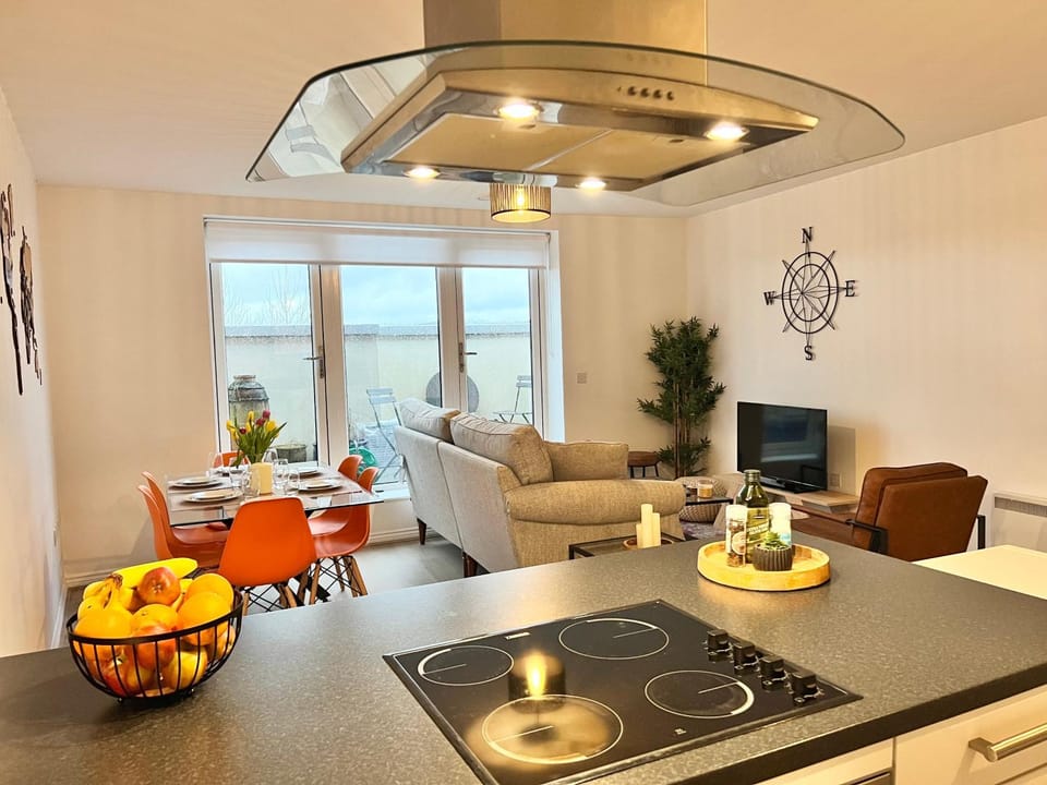 TV and multimedia, Kitchen or kitchenette, Living room, Seating area, Dining area