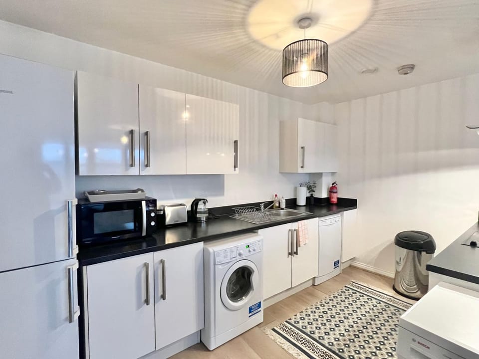 Kitchen or kitchenette, oven, toaster, washing machine