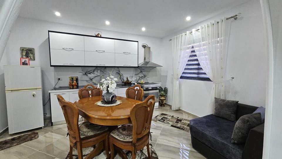 Kitchen or kitchenette, Dining area