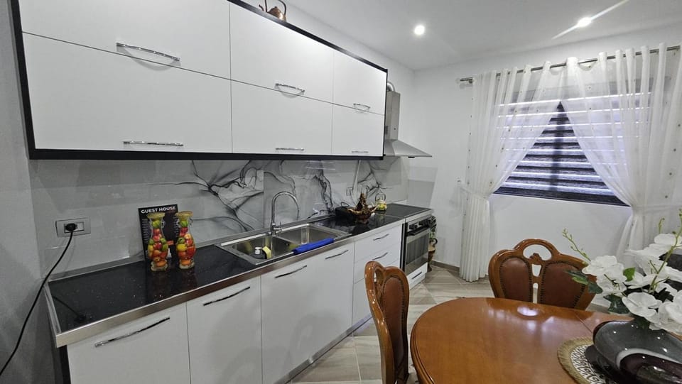 Kitchen or kitchenette, Dining area, stove