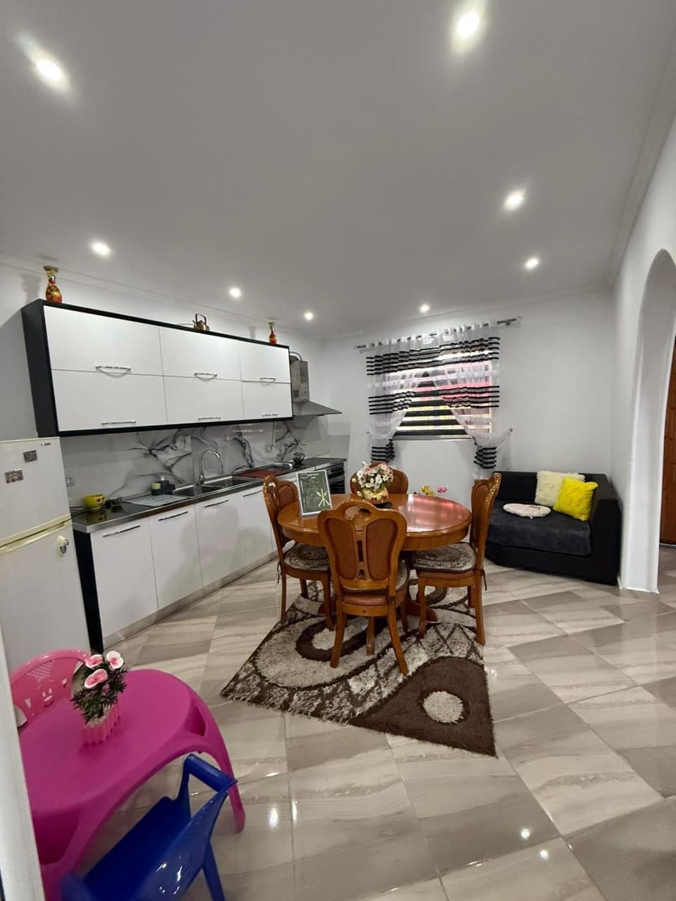 Kitchen or kitchenette, Dining area
