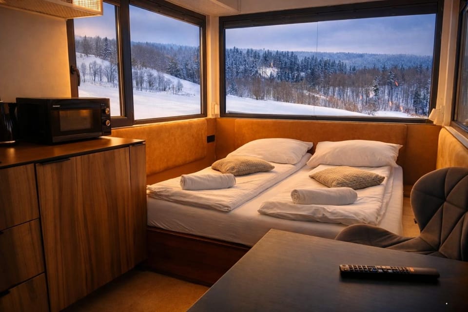 Bed, Natural landscape, Winter, TV and multimedia, Photo of the whole room, Bedroom, Mountain view, towels