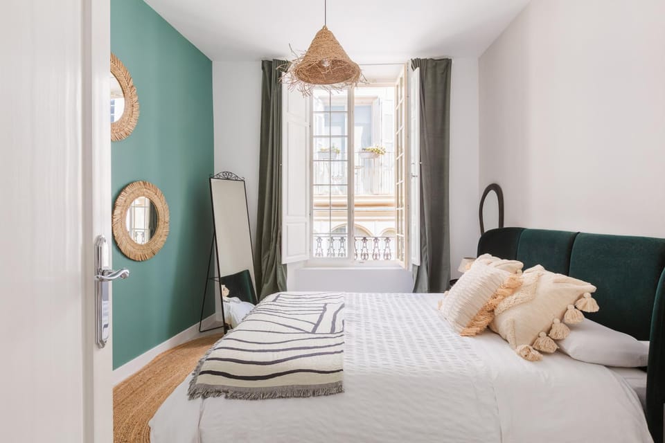 Bedroom, internet, towels, air conditioner