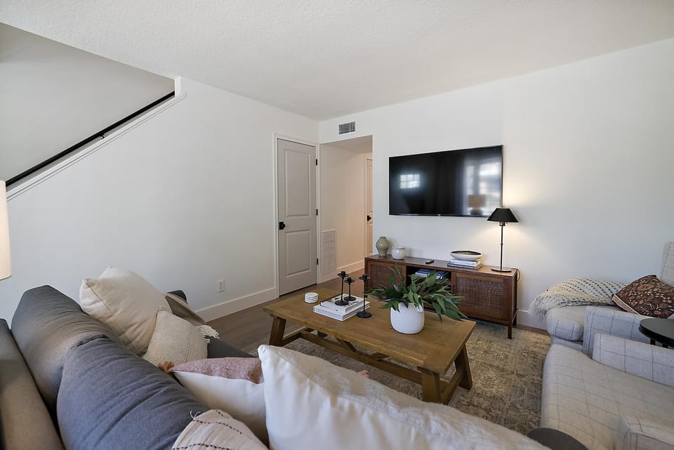 The Tremain - Steps to Downtown w King Bed Villa in Mount Dora
