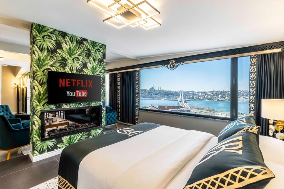 Bed, TV and multimedia, Photo of the whole room, Bedroom, Sea view