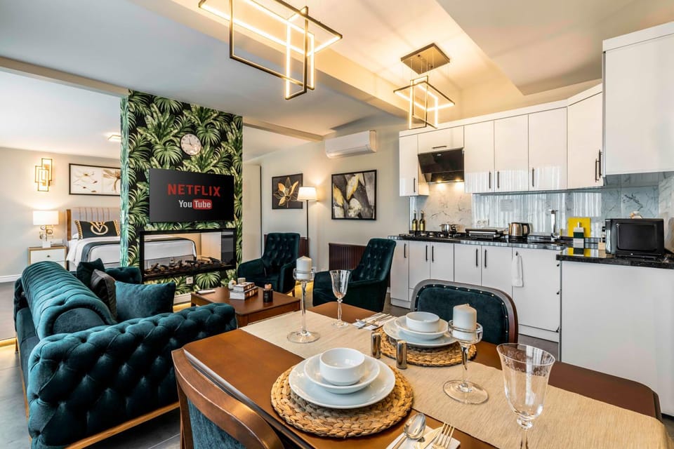 TV and multimedia, Kitchen or kitchenette, Living room, Seating area, Dining area