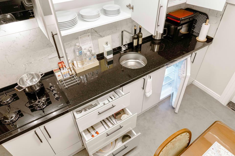 Coffee/tea facilities, Kitchen or kitchenette, stove, kitchen