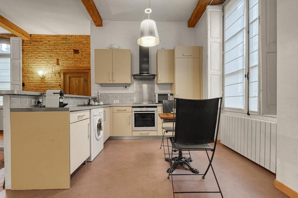 Kitchen or kitchenette, oven
