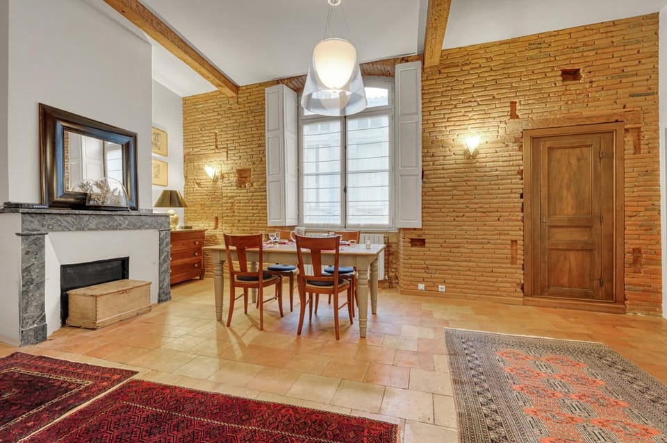 Seating area, Dining area, flat iron