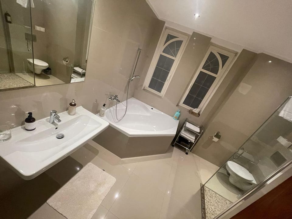 Shower, Toilet, Bathroom, Bath, towels