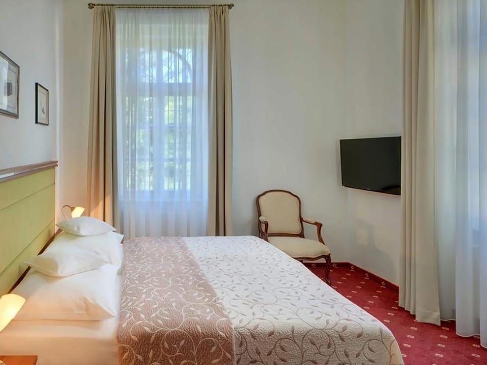 Bed, TV and multimedia, Photo of the whole room, Bedroom
