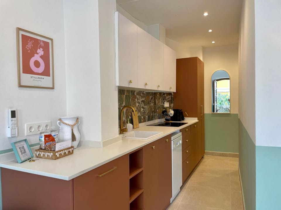 Nieuw - kleurrijke studio met frans balkon Apartment in Malaga