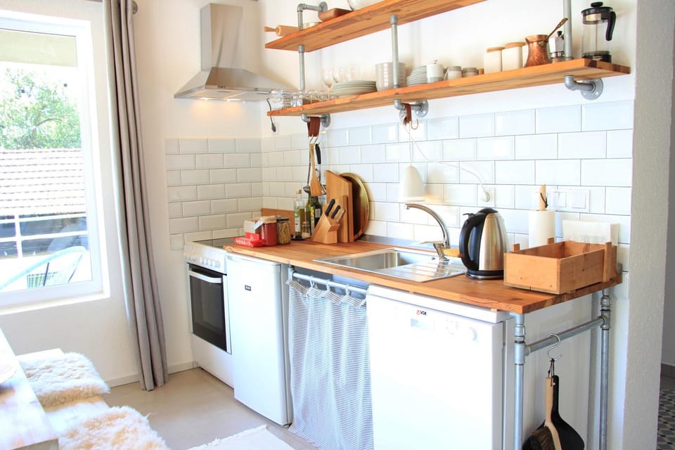 Coffee/tea facilities, Kitchen or kitchenette, dishwasher, oven, stove, toaster, kitchen