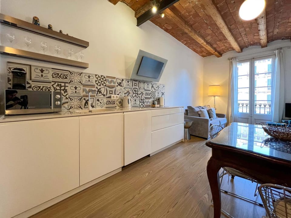 Kitchen or kitchenette, Seating area, Dining area