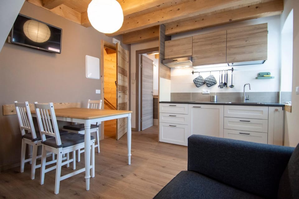 TV and multimedia, Kitchen or kitchenette, Living room, Seating area, Dining area, stove