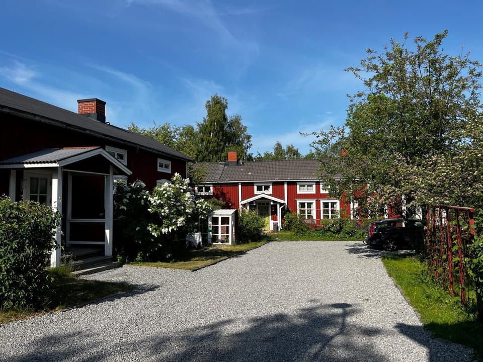 Property building, Facade/entrance, Spring, Day, Neighbourhood, Summer, Garden, Garden view, Inner courtyard view, Parking