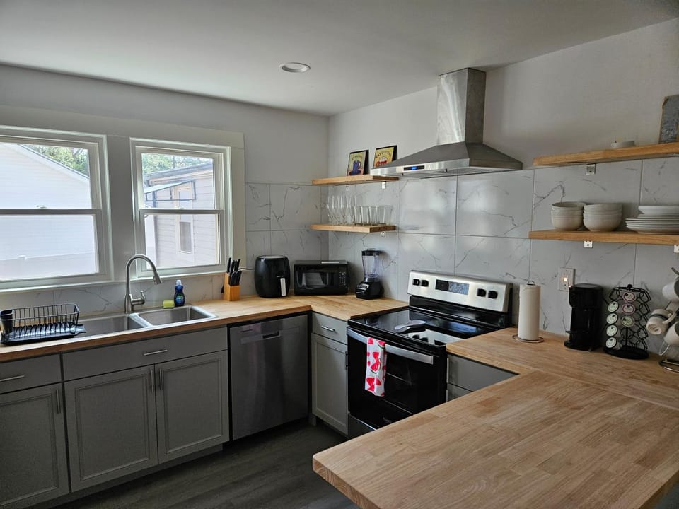 Private Single Level Standalone House Large Lot - 3 Bedrooms House in Charlotte