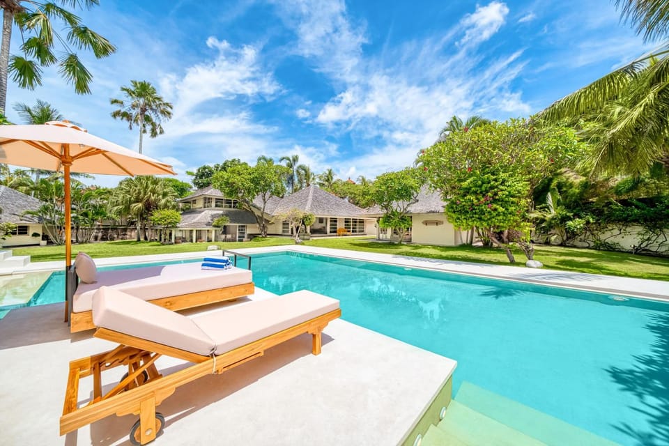 Villa Venice - 2000m2 Garden right behind beach Villa in North Kuta