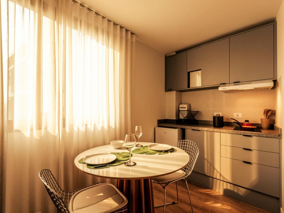 Kitchen or kitchenette, Dining area