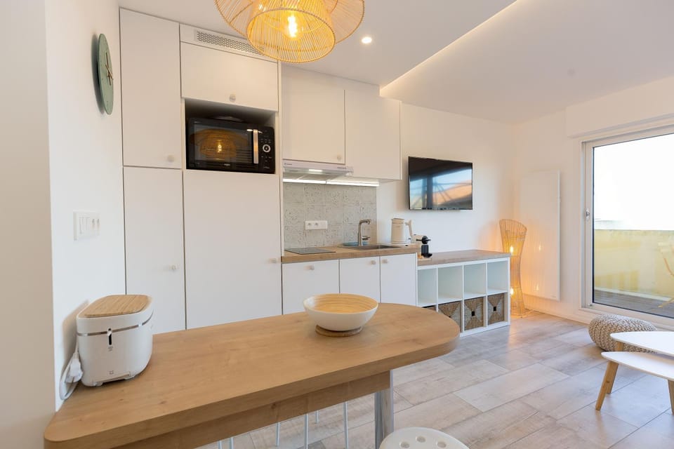 TV and multimedia, Kitchen or kitchenette, Dining area, stove
