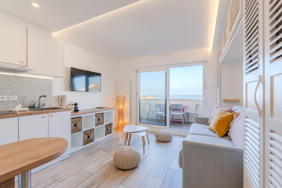 TV and multimedia, Kitchen or kitchenette, Living room