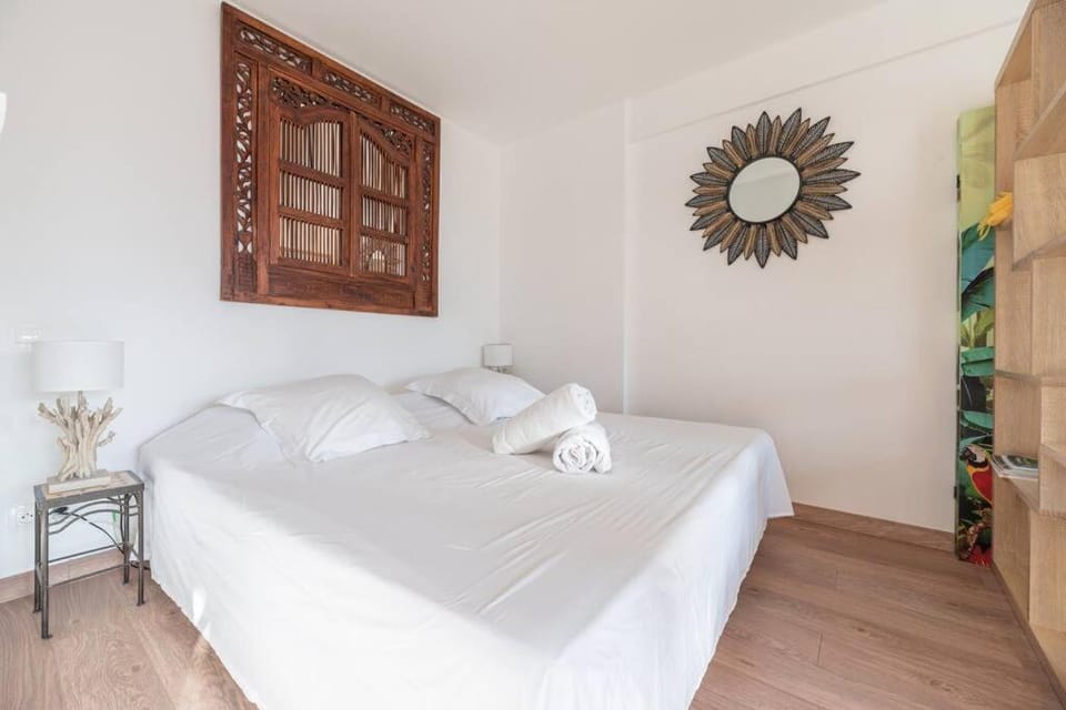 Bed, Photo of the whole room, Decorative detail, Bedroom