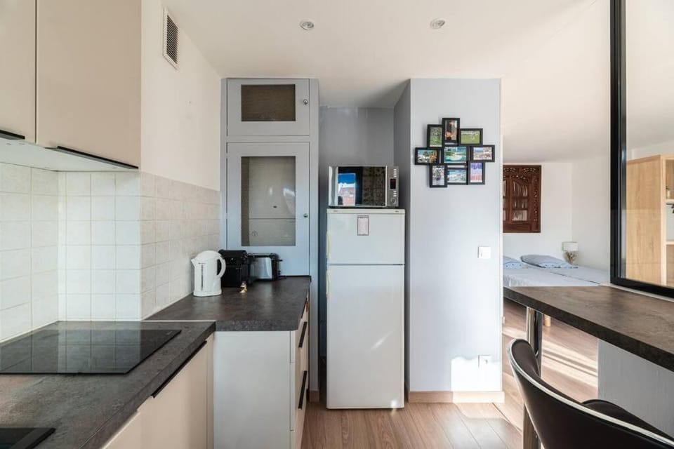 Kitchen or kitchenette, Dining area, minibar, stove, toaster