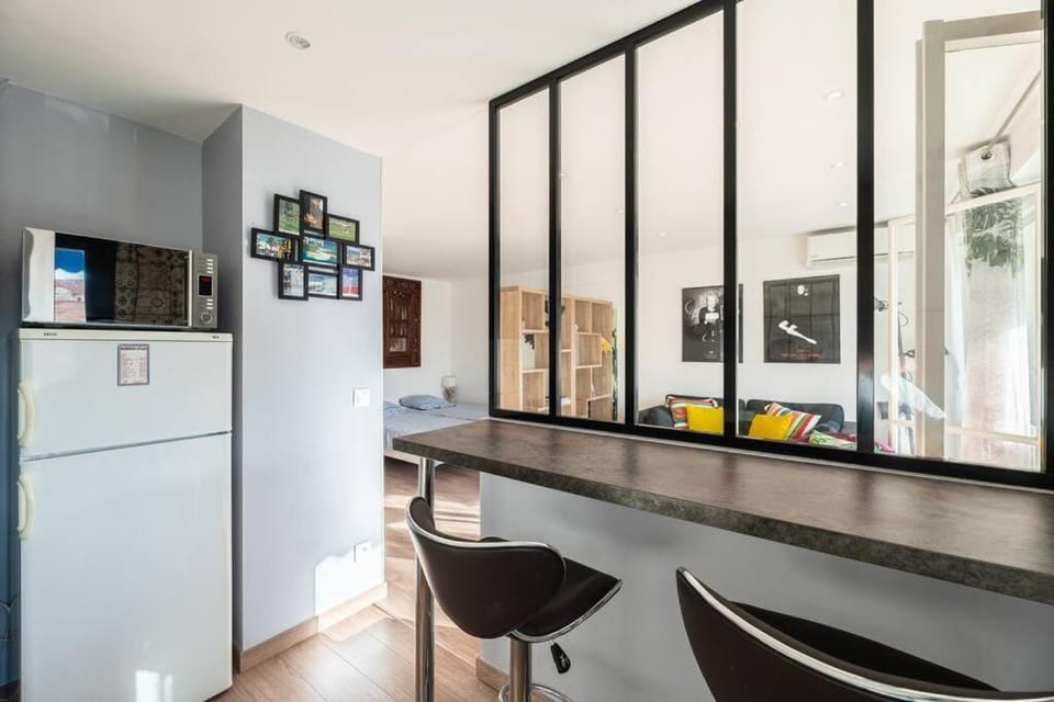 Kitchen or kitchenette, minibar