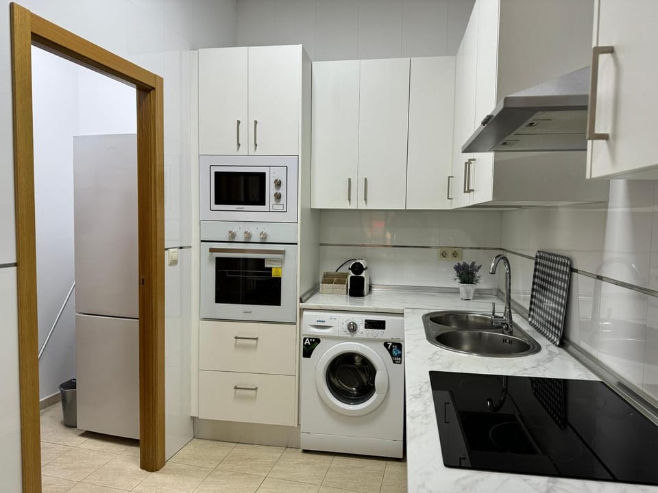 Kitchen or kitchenette, minibar, washing machine