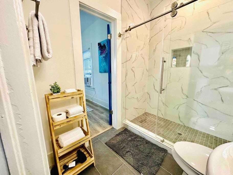 Luxury 1 BR Montrose - Cagliari at The Italian Plaza Nature lodge in Houston
